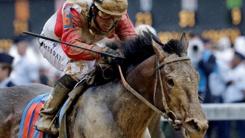 Joel Rosario, durante la carrera que le dio el triunfo en el Derby de Kentucky.