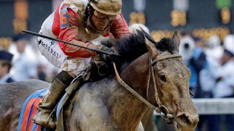 Joel Rosario, durante la carrera que le dio el triunfo en el Derby de Kentucky.
