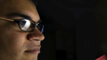 El Dr. Raymundo Romero, oncólogo del Centro de Cáncer Cecilia González de La Hoya, revisa unas radiografías de seno.