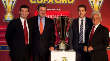 José Manuel de la Torre (izq.)  estuvo ayer en la presentación del nuevo trofeo de la   Copa de Oro.