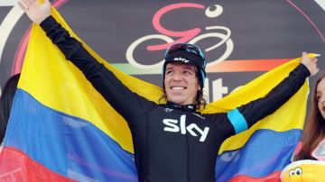 El ciclista colombiano Rigoberto Urán (Sky) celebra en el podio su victoria en la décima etapa del Giro.