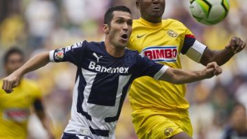El colombiano Aquivaldo Mosquera (d), del América, disputa el balón con el español Luis García, de Pumas, en el partido que las 'Aguilas' ganaron.