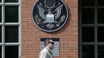 Un hombre pasa frente a la embajadade Estados Unidos en Moscú.