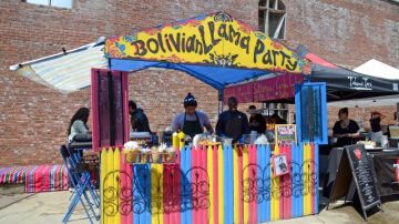 El puesto de comida 'Bolivian Llama Party' resalta por su colorido.