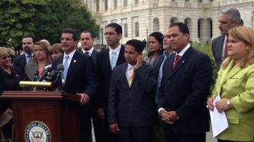 El comisionado residente de Puerto Rico, Pedro Pierluisi, junto a diversos  congresistas, presenta el proyecto de ley en el Congreso de EEUU.