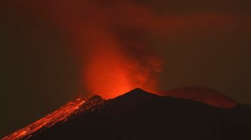 Las autoridades elevaron el nivel de alerta por el volcán Popocatépetl a "amarillo-fase-tres", un paso previo a la alerta roja.