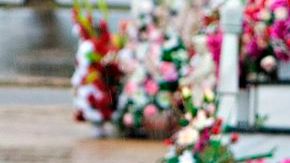 En Rusia, como en otros lugares del mundo, es costumbre que la gente deje sobre las tumbas, además de flores, ofrendas de comida y objetos.