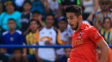 Ever Guzmán, del conjunto de Neza, controla el esférico