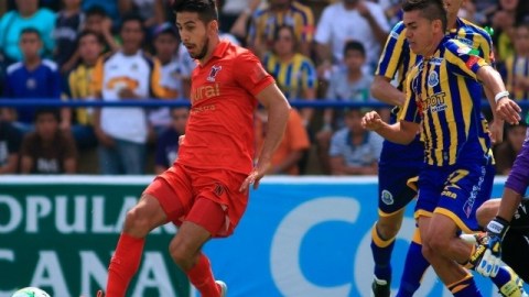 Ever Guzmán, del conjunto de Neza, controla el esférico