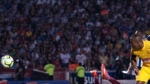 El delantero ecuatoriano del América, Christian Benítez, consiguió un doblete