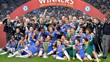 Los jugadores y cuerpo técnico del Chelsea de Inglaterra  posan con el trofeo de nuevo campeones de la Liga Europa.