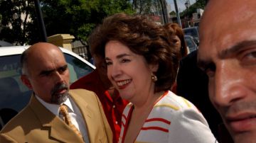 La entonces gobernadora Sila  María Calderón, asiste a una reunión  en Vieques.