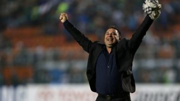 El técnico de los Xolos, el argentino Antonio Mohamed, celebra la histórica victoria de su equipo ante el  Palmeiras de Brasil en la Copa Libertadores.