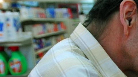 Luis López, de Brooklyn, marca los números que jugará en el Powerball que mañana tendrá un premio mayor de $550 millones.