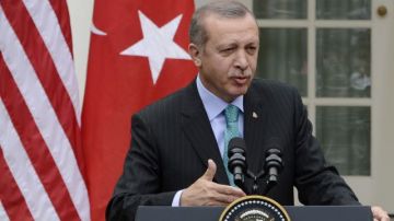 El primer ministro turco Recep Tayyip Erdogan habla durante una conferencia de prensa junto al presidente estadounidense Barack Obama.