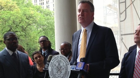 Bill de Blasio presentando su plan  frente a la alcaldia.