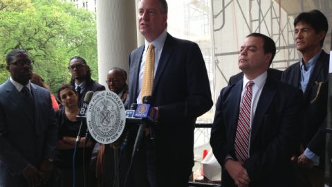 Bill de Blasio presentando su plan frente a la alcaldia.