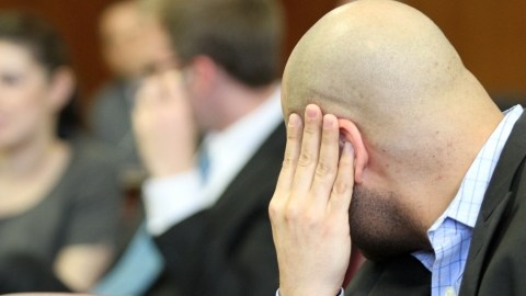 Jose Delvalle se cubre el rostro.
