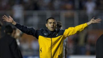 El astro argentino Juan Román Riquelme celebra la clasificación de Boca Juniors a los cuartos de final de la Copa Libertadores a costa del campeón Corinthians.