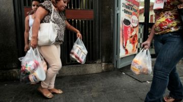 Los supermercados en Caracas se han visto invadidos por compradores en busca hasta de papel higiénico.