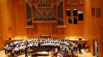 Los 140 niños del Queens County Children's Choral Ensemble durante el ensayo.