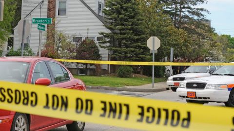 Las autoridades se mantienen investigando en la escena del crimen, en Long Island.