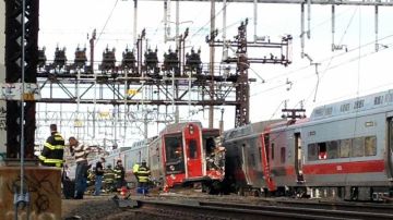 El choque provocó un "descarrilamiento grave" de los vagones de los trenes.