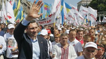 Vitali Klitschko, caminando por las calles de Kiev, dentro de una manifestación contra el gobierno federal ucraniano.