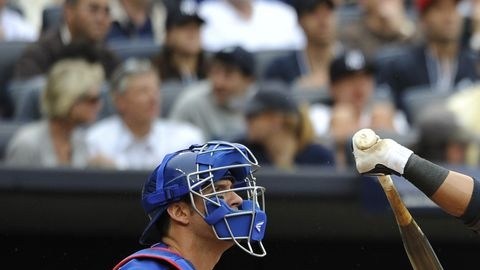 Canó observa viajar la pelota tras conectarla en la quinta entrada.
