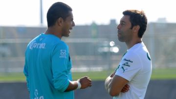 Pedro Caixinha (der.)  y Oswaldo Sánchez intercambian puntos de vista durante un entrenamiento del Santos Laguna.