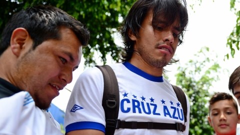 Gerardo Flores atiende alos aficionados luego de un entrenamiento del Cruz Azul. Flores desea entregarle un título a sus fans.