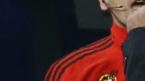 José Mourinho discute  con el asistente al ser expulsado.