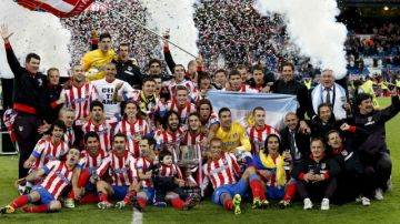 Jugadores del Atlético de Madrid celebran su victoria sobre el Real Madrid en la final de la Copa del Rey, en la cancha del Estadio Santiago Bernabéu.