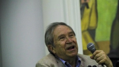 El poeta durante su intervencion en la conferencia con jovenes universitarios..