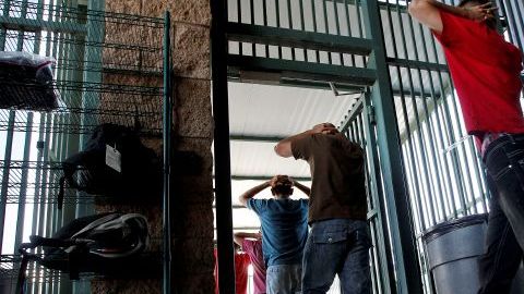 Quince personas fueron detenidas por contrabando de inmigrantes en Maricopa, Arizona,