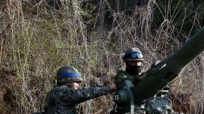 Soldados surcoreanos camuflados participan en las maniobras militares anuales junto al límite sur de Paju, en la provincia de Gyeonggi, en Corea del Sur.