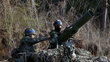 Soldados surcoreanos camuflados participan en las maniobras militares anuales junto al límite sur de Paju, en la provincia de Gyeonggi, en Corea del Sur.