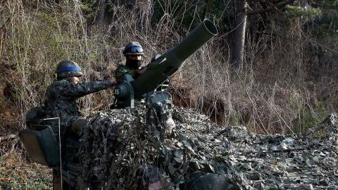 Soldados surcoreanos camuflados participan en las maniobras militares anuales junto al límite sur de Paju, en la provincia de Gyeonggi, en Corea del Sur.