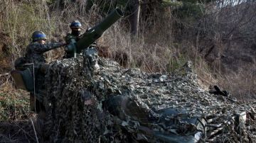 Soldados surcoreanos camuflados participan en las maniobras militares anuales junto al límite sur de Paju, en la provincia de Gyeonggi, en Corea del Sur.