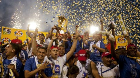 Jugadores del Olimpia de Honduras celebran el tricampeonato