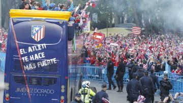 Los jugadores del Atlético de Madrid llegan en autobús a la  fuente de  Neptuno, donde festejaron la conquista de la Copa del Rey.