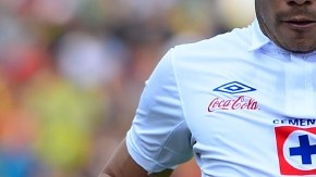 Pablo Barrera (izq.) ha sido clave en la serie contra Santos, que es peligroso con Darwin Quintero.