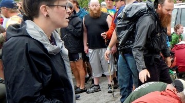 Testigos del accidente asistían a una de las personas arrolladas mientras presenciaban un desfile en Damascus, Va., ayer sábado.