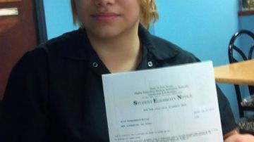 Alix Hernández, nacida en New Brunswick, Nueva Jersey,  muestra la carta que recibió.