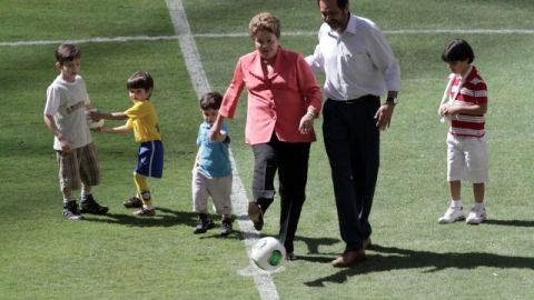 La presidenta de Brasil, Dilma Rousseff (c), y el gobernador de Brasilia, Agnelo Queiroz, durante la inauguración del Estadio Nacional "Mane Garrincha", que acogerá el partido inagurual de la Copa Confederaciones.