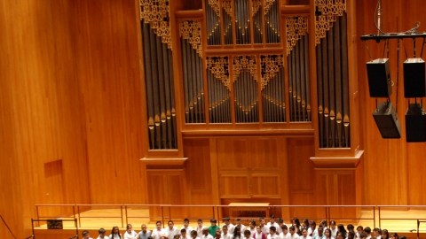 El coro  durante su actuación en el Museo de El Barrio.