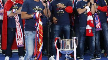 El entrenador del Atlético de Madrid, Diego Simeone, junto al resto de la plantilla  celebraron ayer en el ayuntamiento la consecución de la décima Copa del Rey.