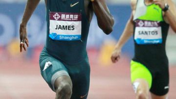 El campeón olímpico Kirani James (izq) ganó el oro y el dominicano Luguelín Santos (d) se colgó el bronce ayer en Shanghai, China.