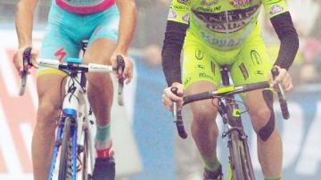 El italiano Mauro Santambrogio (d) ganó ayer la 14 etapa del 96 Giro italiano; su compatriota Vincenzo Nibali (izq) fue segundo y sigue de líder.