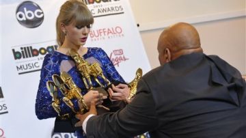 Taylor Swift es fuerte, pero no tanto como para aguantar el peso de todos los galardones que obtuvo anoche, en la ceremonia de entrega de los premios Billboard 2013.